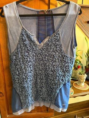 Woman's Top Large